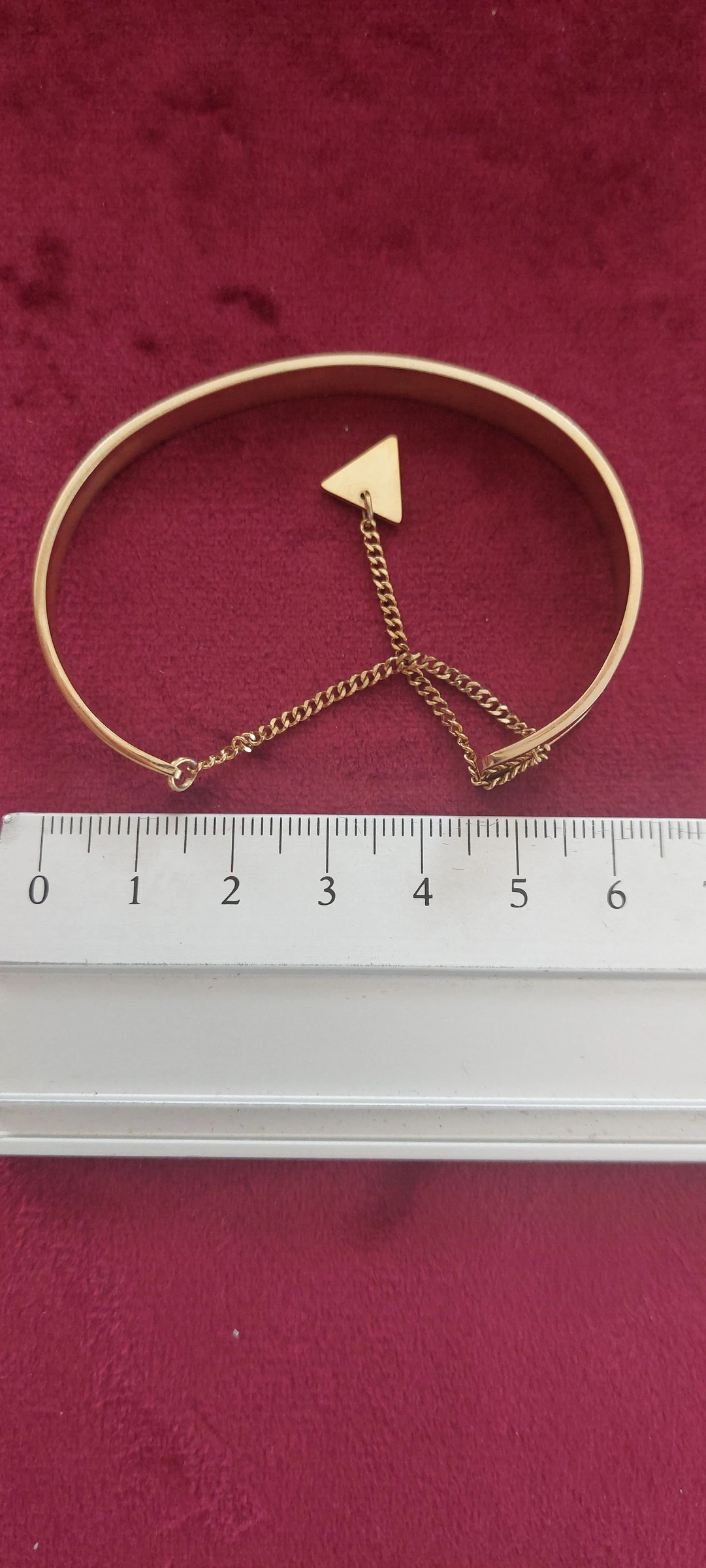 Elegant Minimalistische Gouden Armband met Veiligheidsketting en Driehoekig Bedeltje ✨ – photo 5